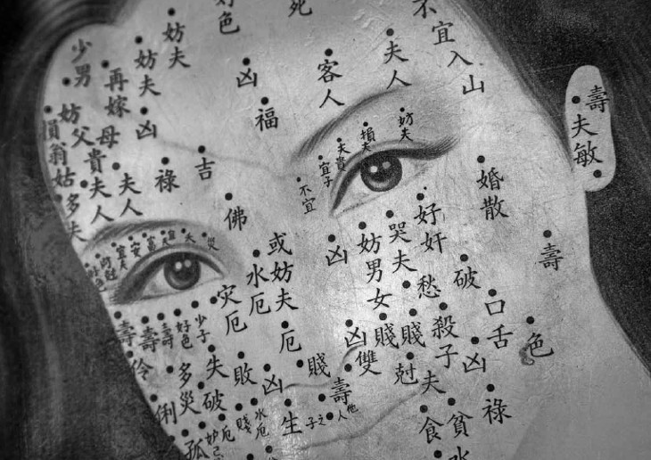 Pintura china de una mujer con símbolos chinos en la cara